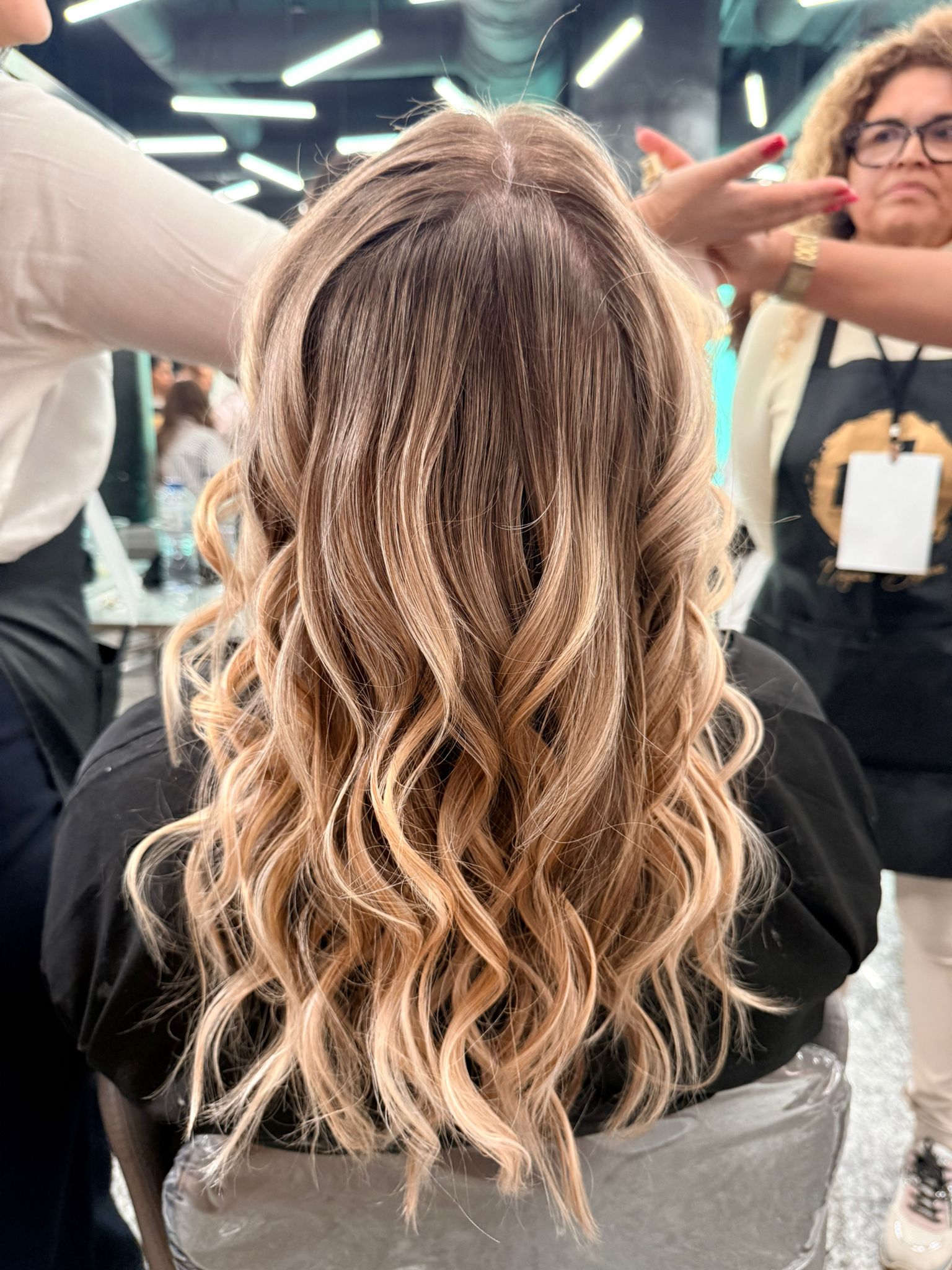 Loiro com ondas no Studio Maria's Beauty